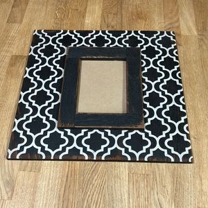 VINTAGE WOODEN GEOMETRIC PICTURE FRAME BLACK & WHITE COLORS